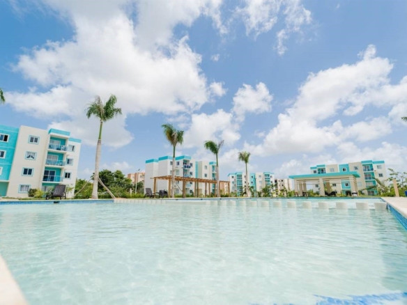Apartamento para inversión en Punta Cana, múltiples piscinas y áreas sociales