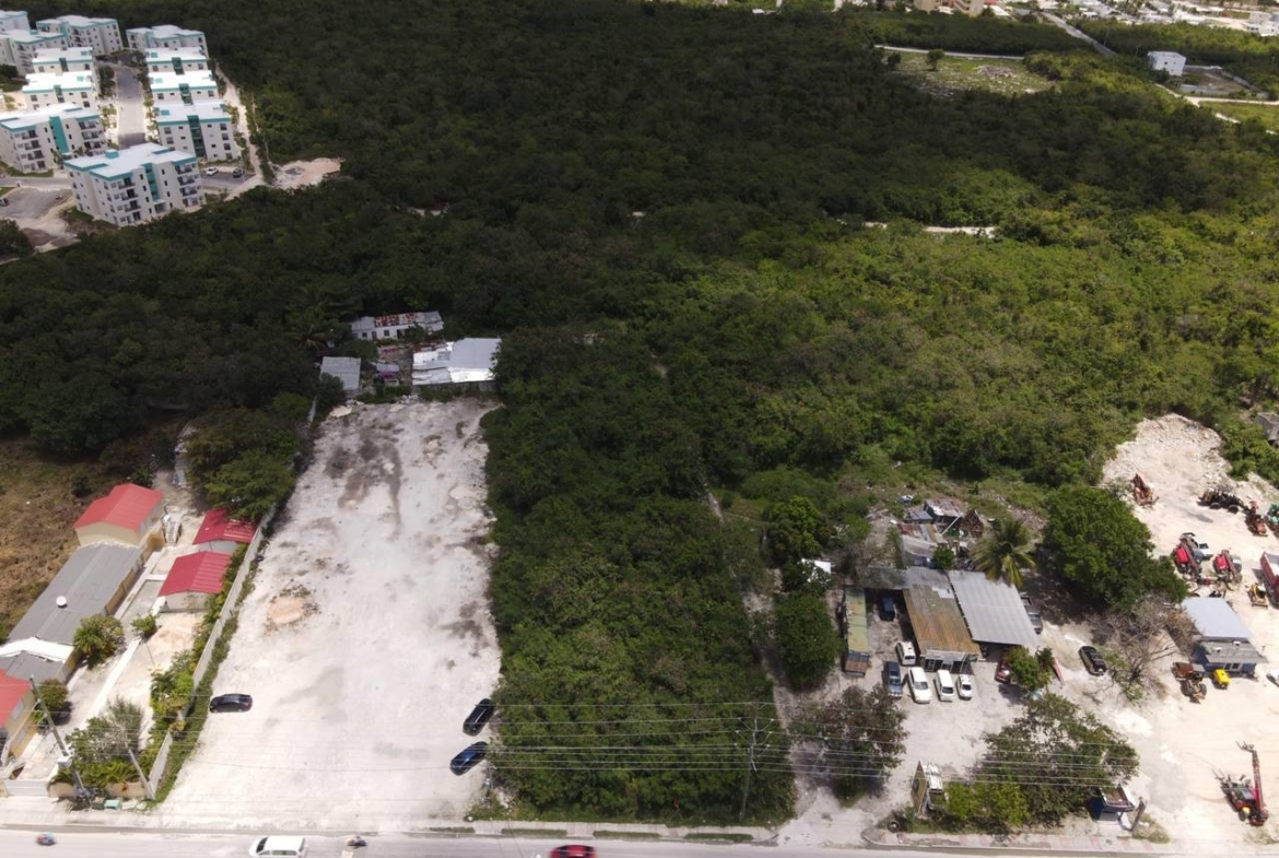 Terreno en venta en Verón Punta Cana para construcción mixta con frente a la Av. Punta Cana.