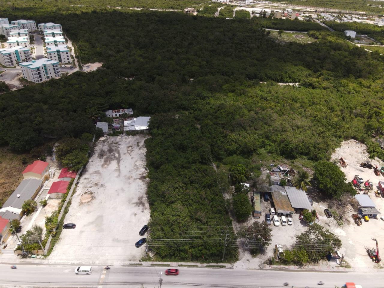 1 Terreno en venta en Verón Punta Cana para construcción mixta con frente a la Av. Punta Cana.