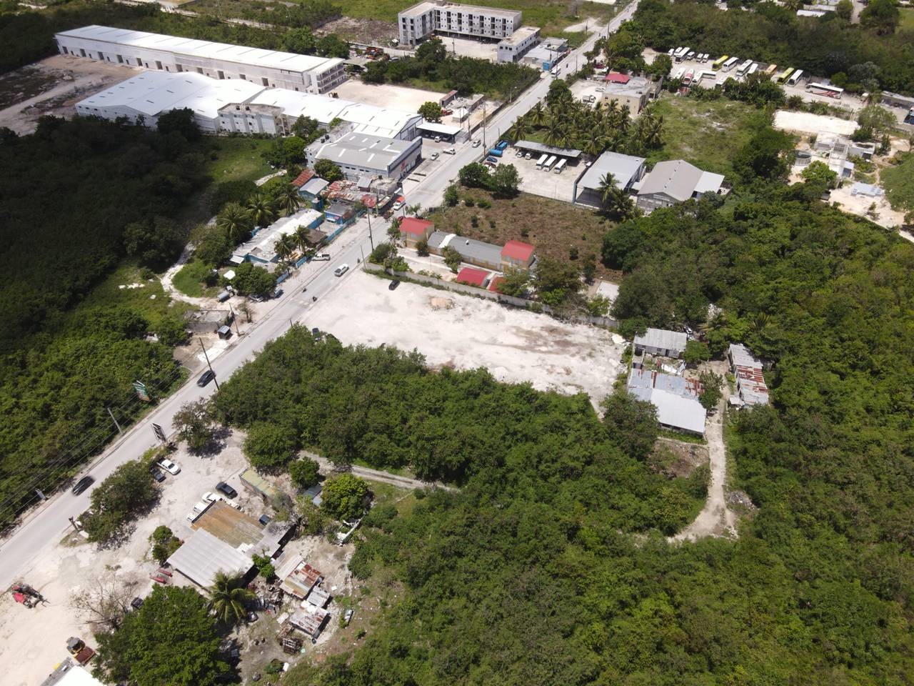 2 Terreno en venta en Verón Punta Cana para construcción mixta con frente a la Av. Punta Cana.