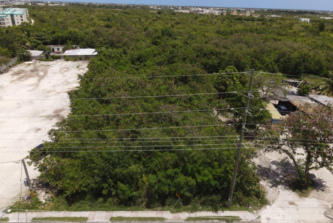 Terreno en venta en Verón Punta Cana para construcción mixta con frente a la Av. Punta Cana.