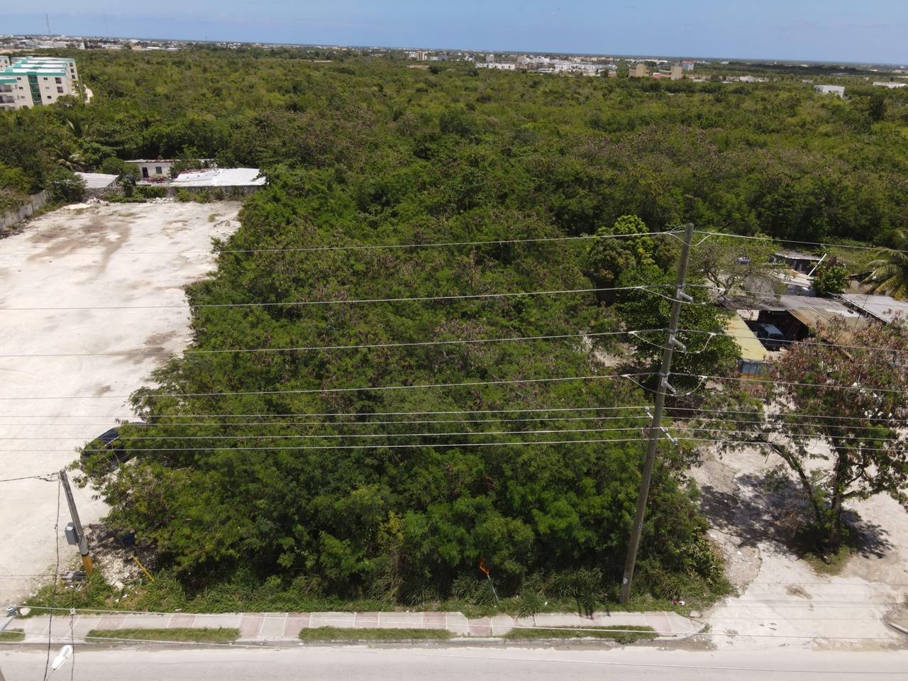 3 Terreno en venta en Verón Punta Cana para construcción mixta con frente a la Av. Punta Cana.