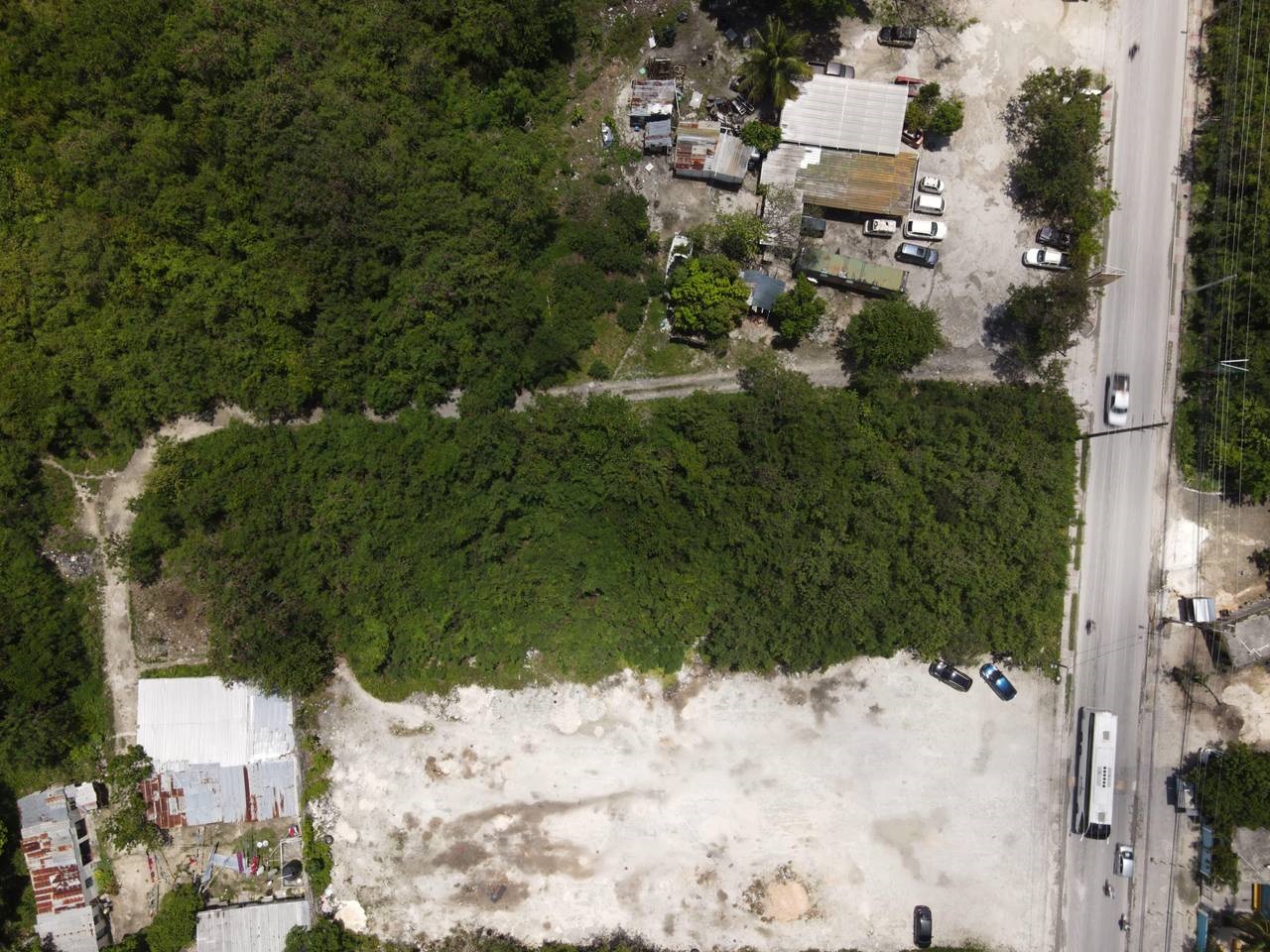 4 Terreno en venta en Verón Punta Cana para construcción mixta con frente a la Av. Punta Cana.