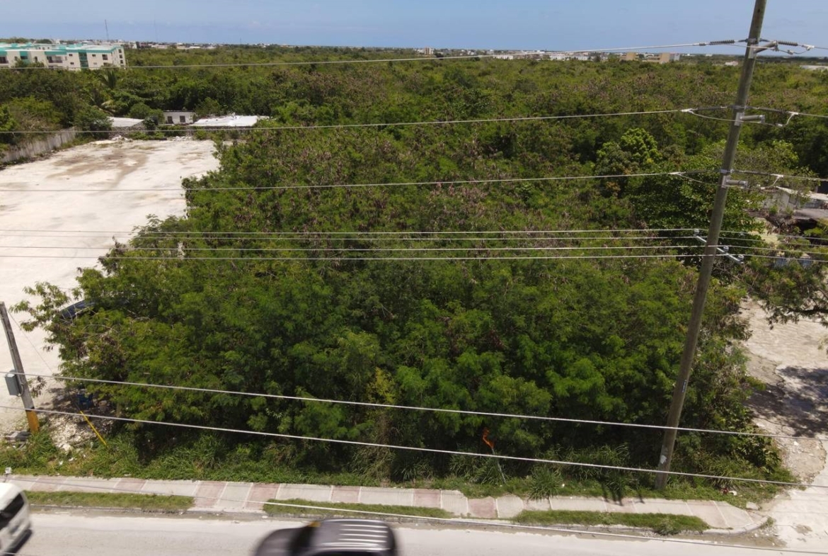 Terreno en venta en Verón Punta Cana para construcción mixta con frente a la Av. Punta Cana.