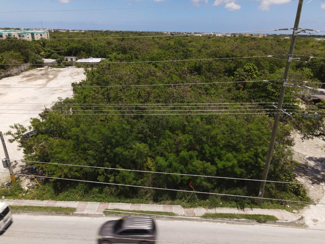 5 Terreno en venta en Verón Punta Cana para construcción mixta con frente a la Av. Punta Cana.