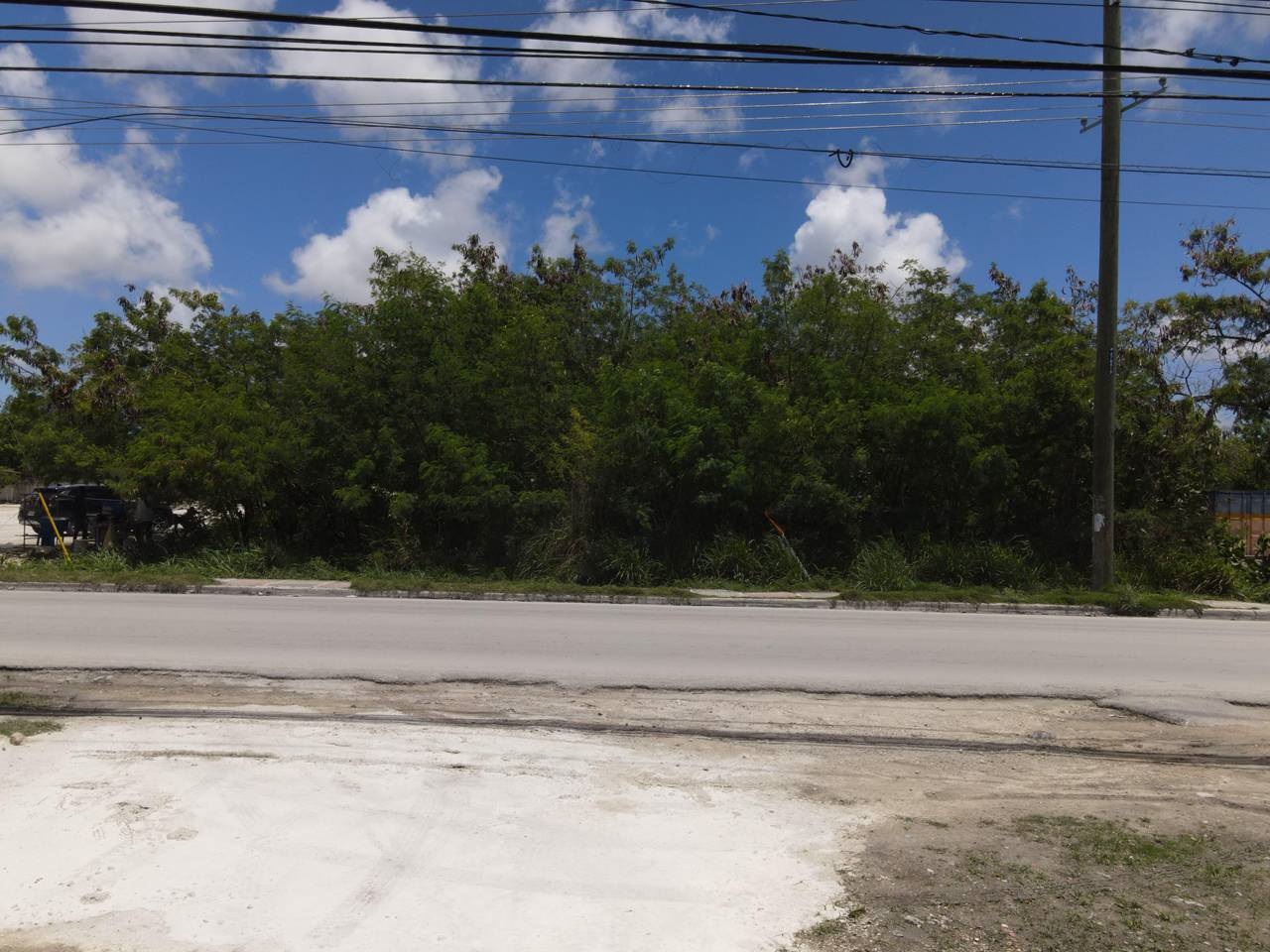 6 Terreno en venta en Verón Punta Cana para construcción mixta con frente a la Av. Punta Cana.